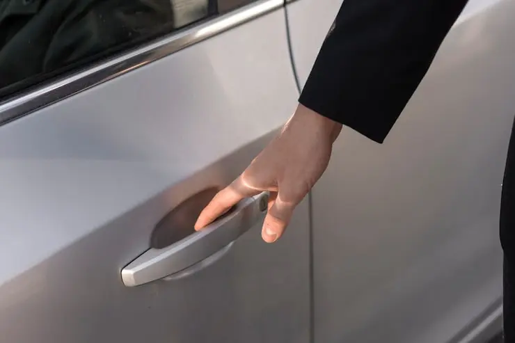 Ouverture porte voiture