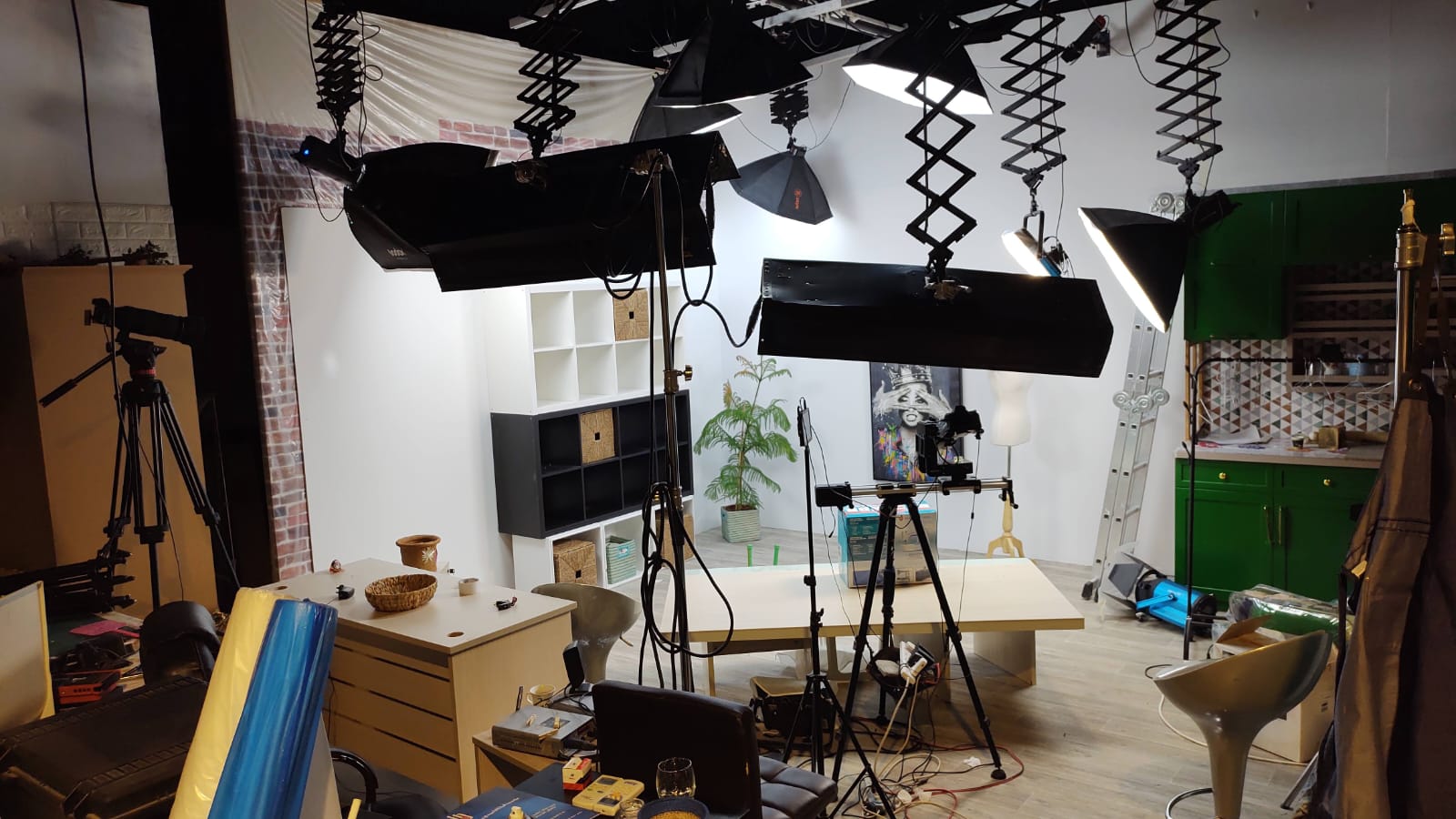 إعداد إضاءة احترافي لاستوديو داخلي