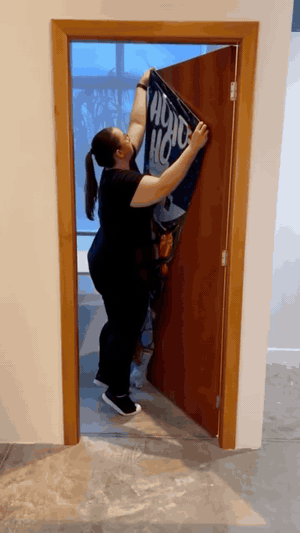 Demonstração de instalação de uma capa de porta do mesmo tipo