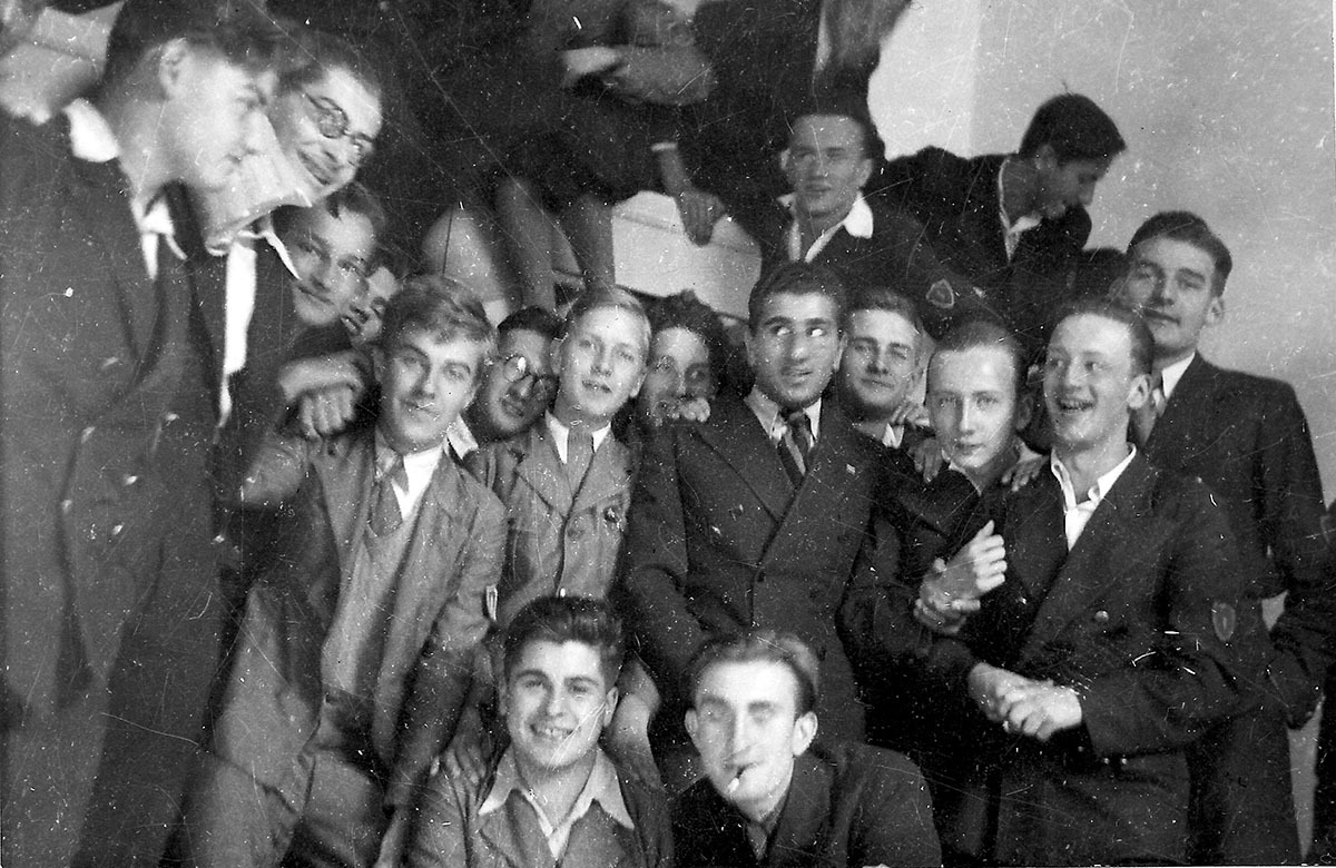 i can't tell if alek and rudy are here :( but zoska is third from the left in the front i can't tell if alek and rudy are here :( but zoska is third from the left in the front