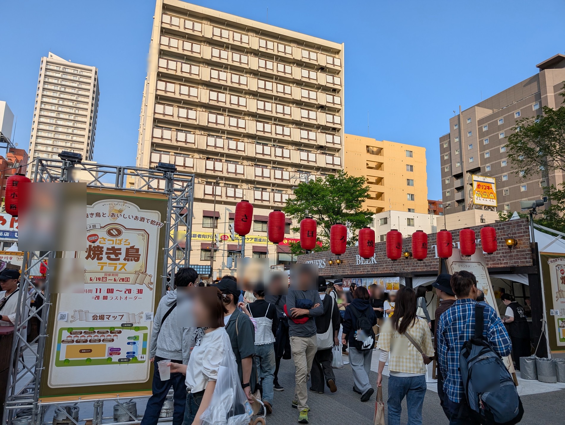 さっぽろ焼き鳥テラス2026の会場入口。会場マップ看板と赤提灯のゲート、賑わう来場者