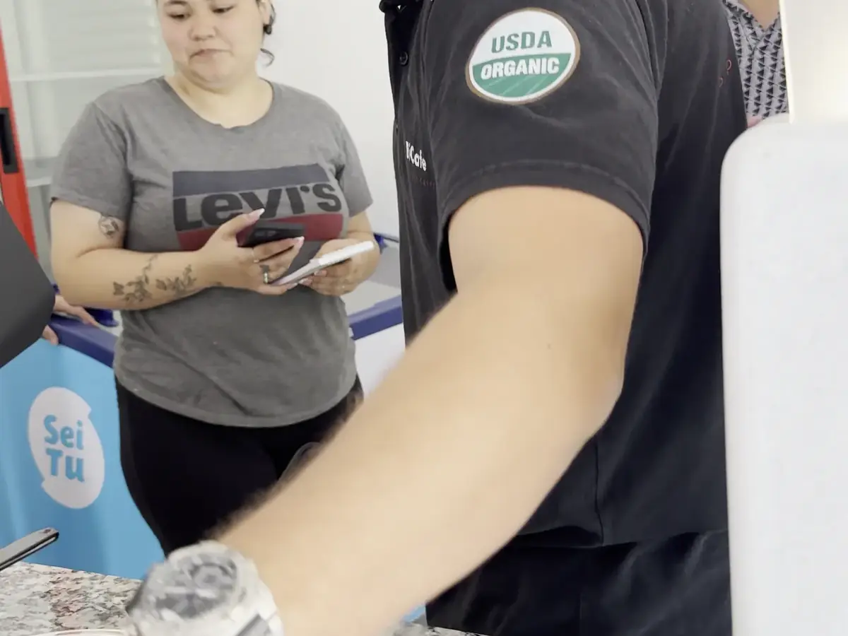 Barista Coffee Lovers calibrando equipamiento profesional durante propuesta de proyecto