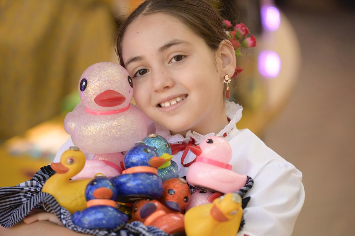 Niña con los patos de la tómbola