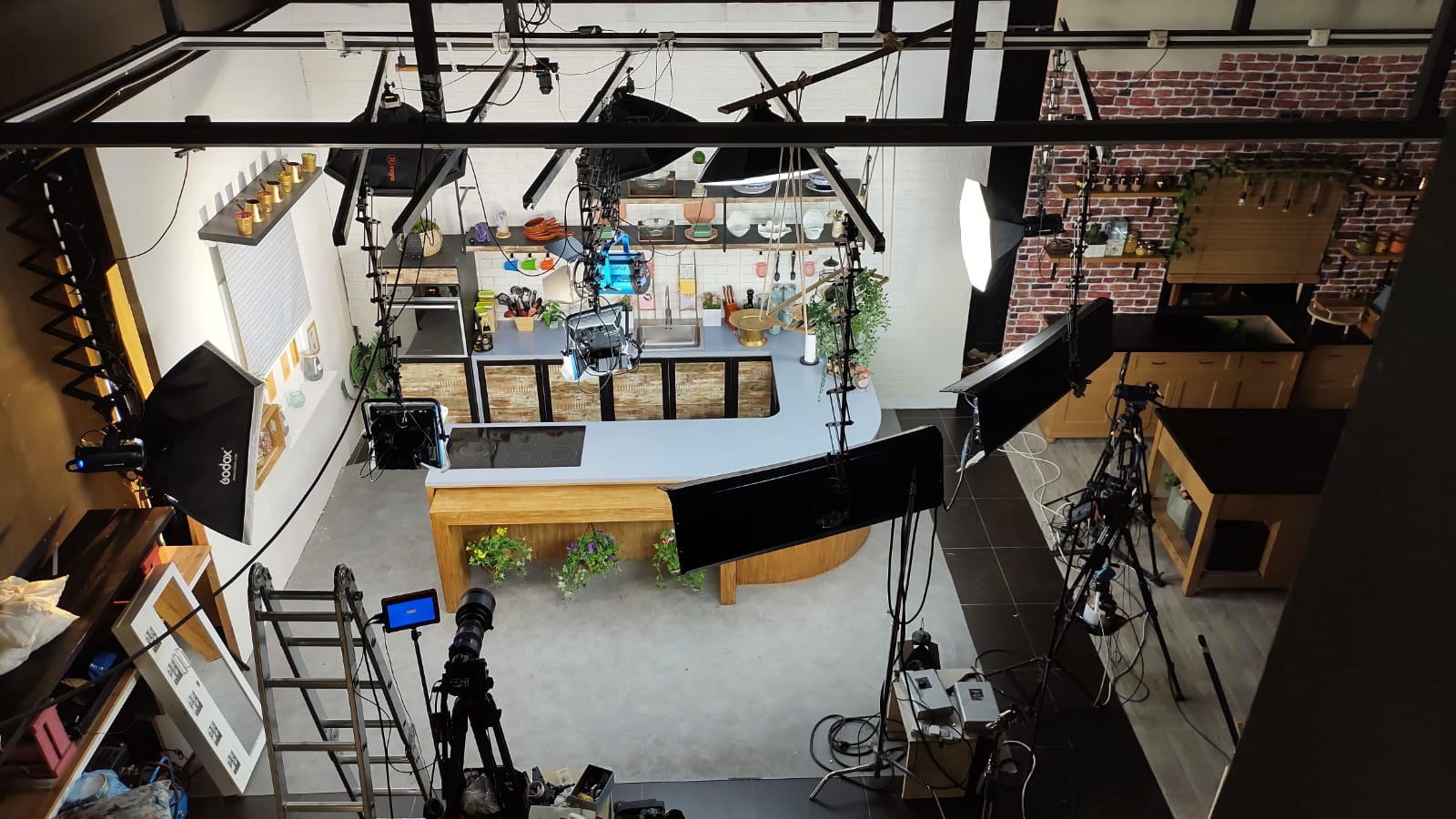 مجموعة من معدات الإضاءة السينمائية المتاحة للتأجير