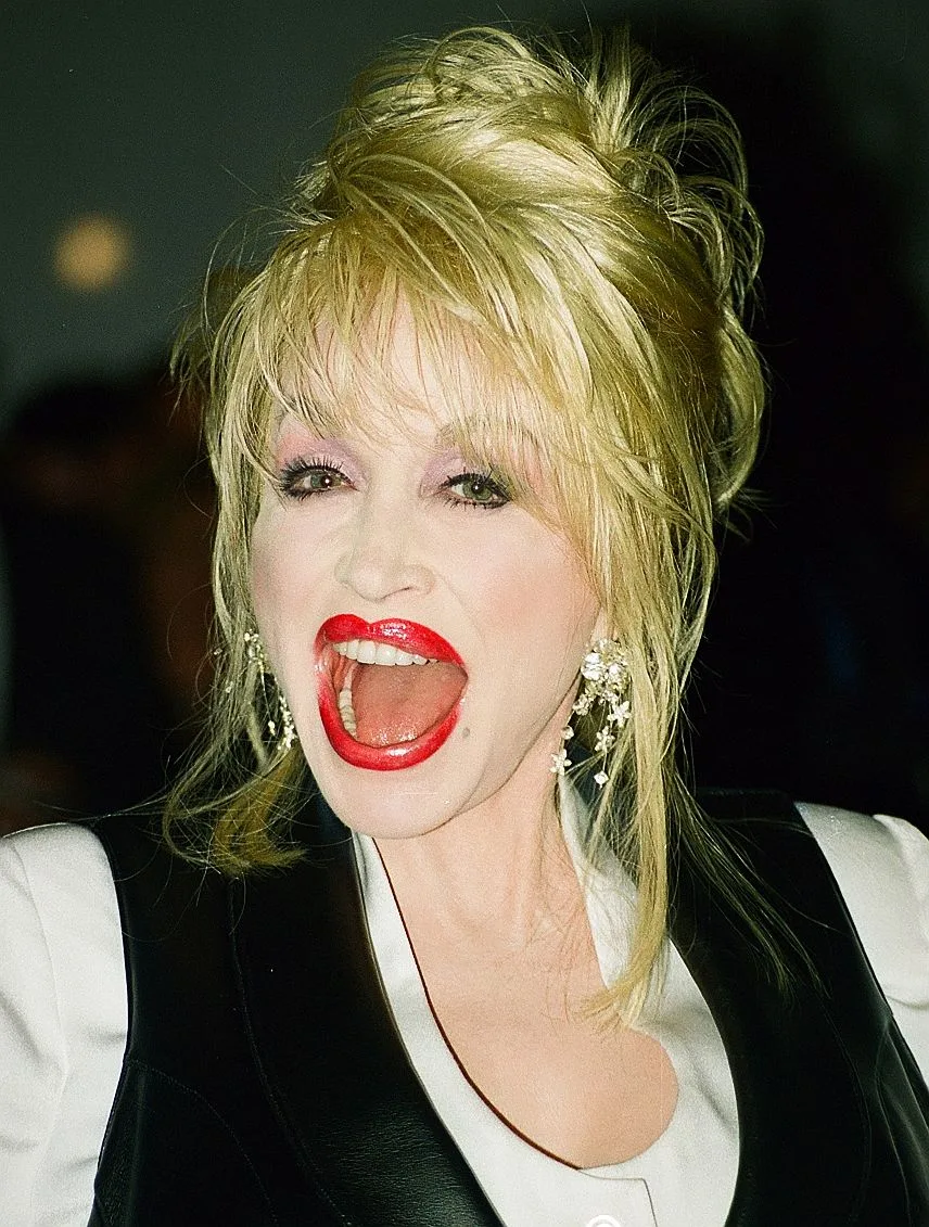Dolly Parton smiling at a public appearance in 2000.
