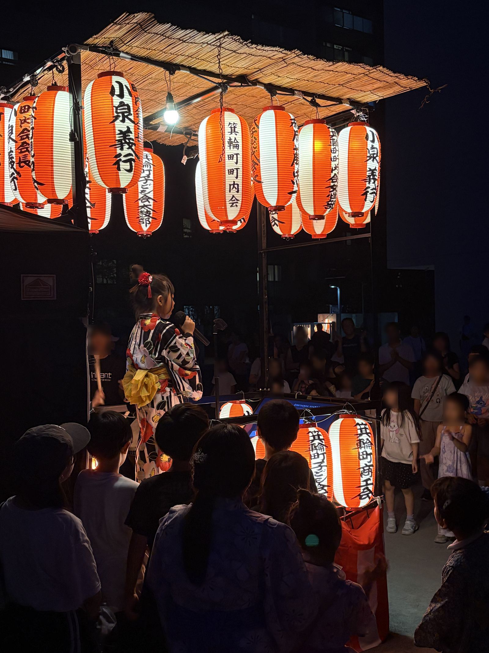 盆踊り会場に集まった大勢の親子