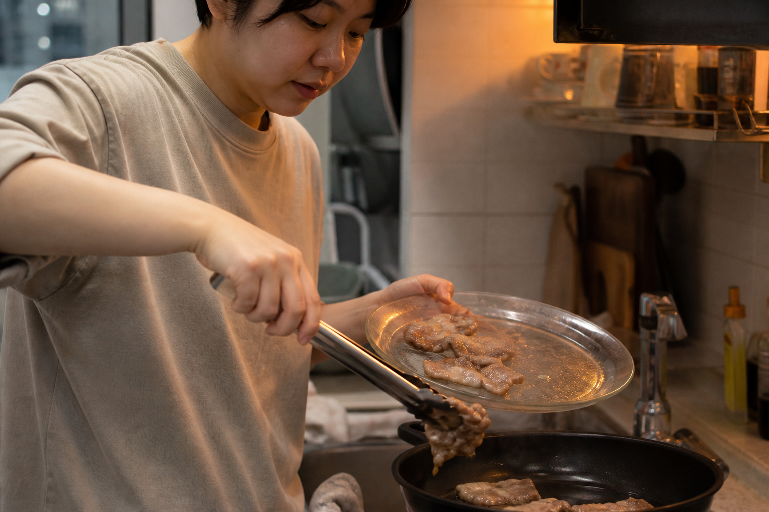 전자레인지로 해동한 고기를 바로 팬에서 조리하는 장면