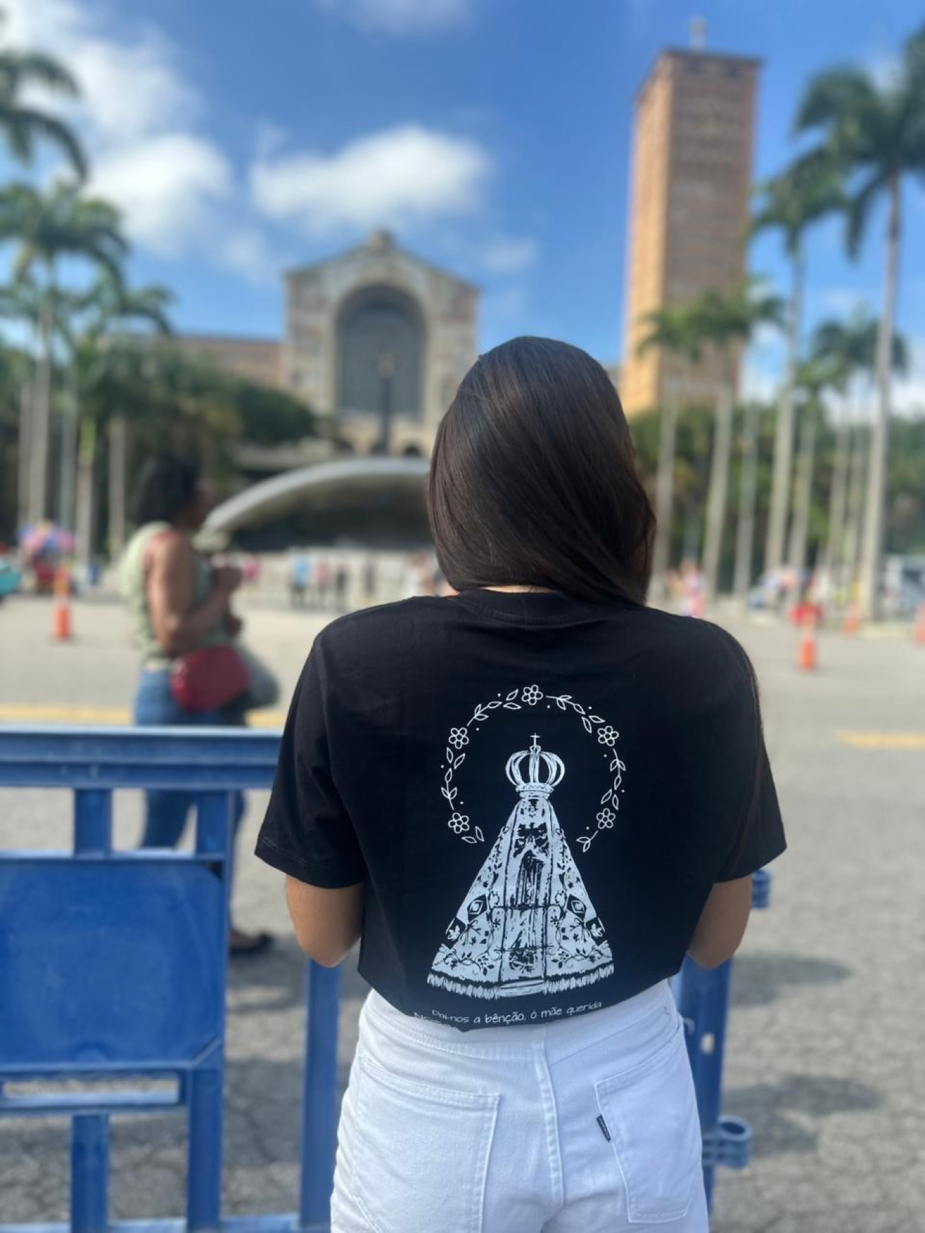 Cliente usando camiseta Nossa Senhora Aparecida da HACE