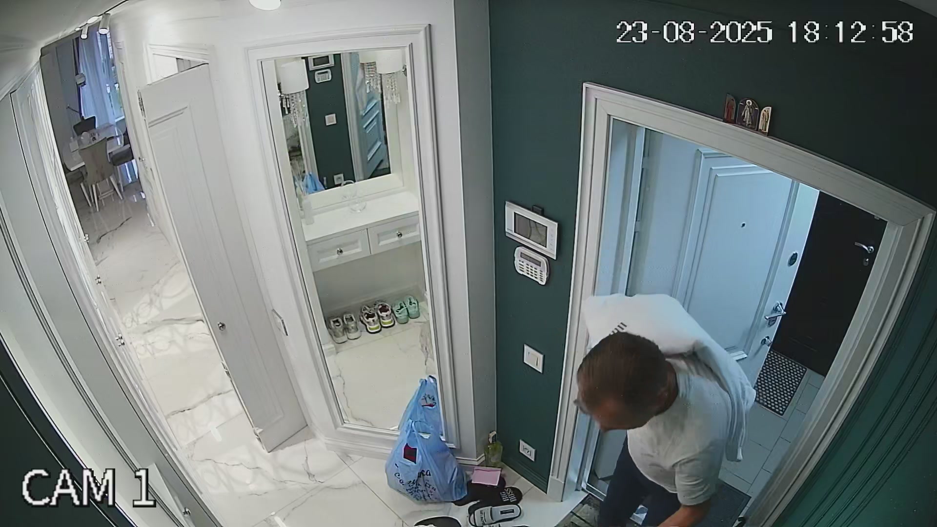 Hidden Voyeur — 1_5028405778667538142 — screenshot 2