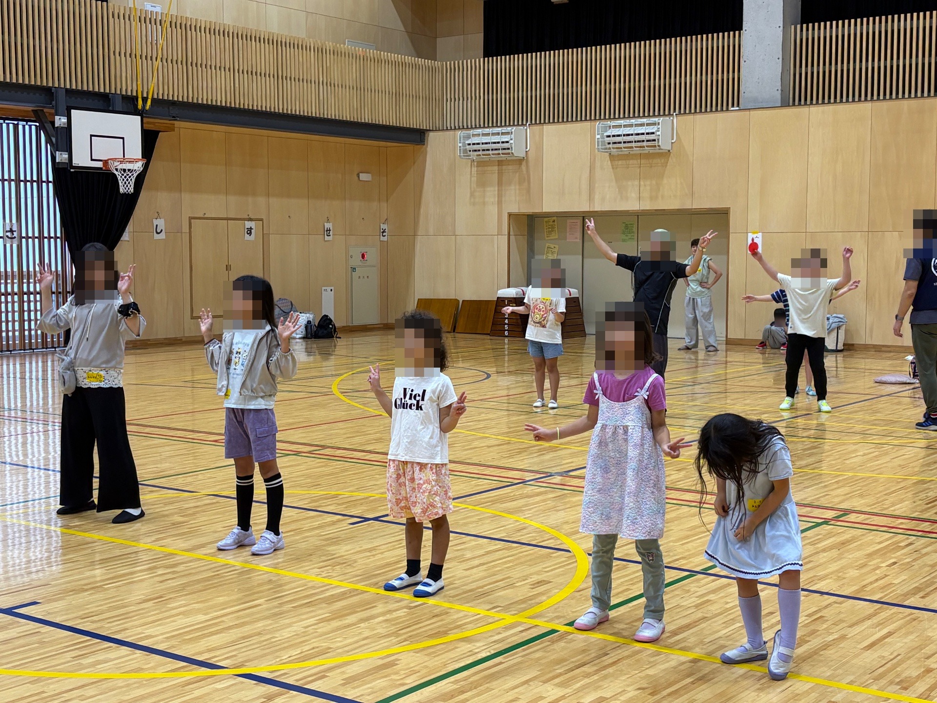 解散前の集合、ピースサインの子供たち