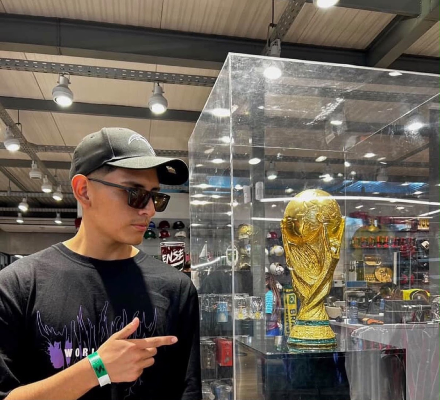 Iojan junto a la Copa del Mundo