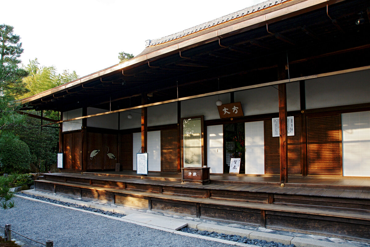 The engawa at Myoshinji Taizoin temple in Kyoto, showing the deep overhanging eave and the transitional wooden corridor