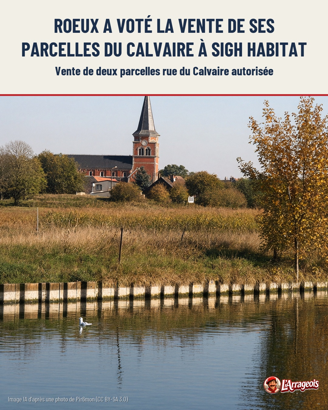 Une église à clocher en brique rouge se dresse au-delà d'un champ de haie, au bord d'un canal où un oiseau nage, sous un ciel clair.