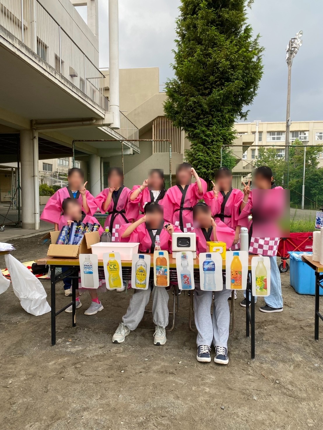 生徒会メンバーの物販ブース集合写真
