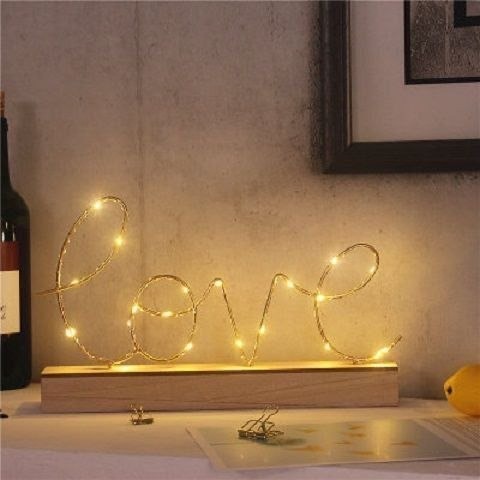 لوحة وديكور مضيء خشب ومعدن كلمة HOME ذهبي
