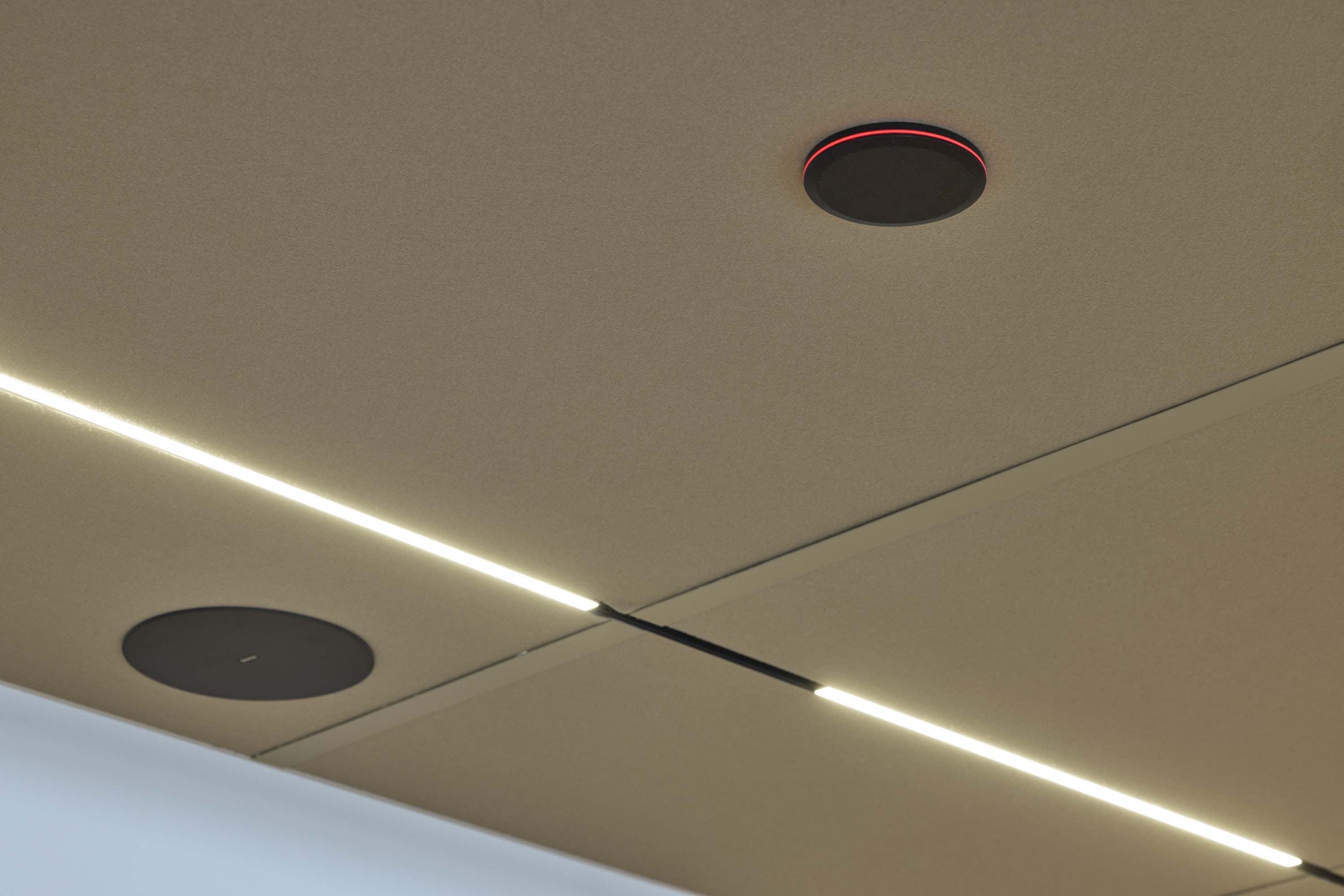 Speakers in het plafond