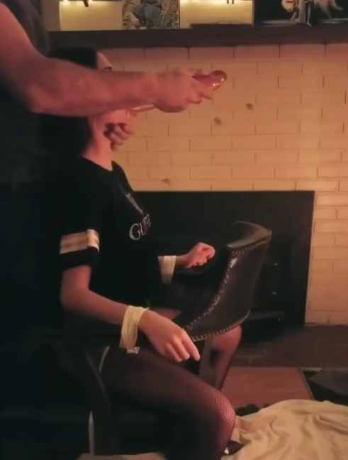 Le mete el dildo que la obliga a retorcerse