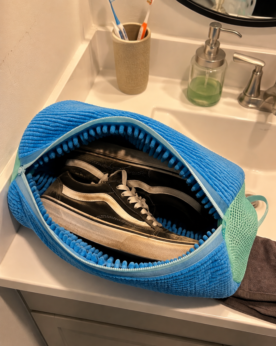 Bolsa MR.GLIX con Vans sucias adentro