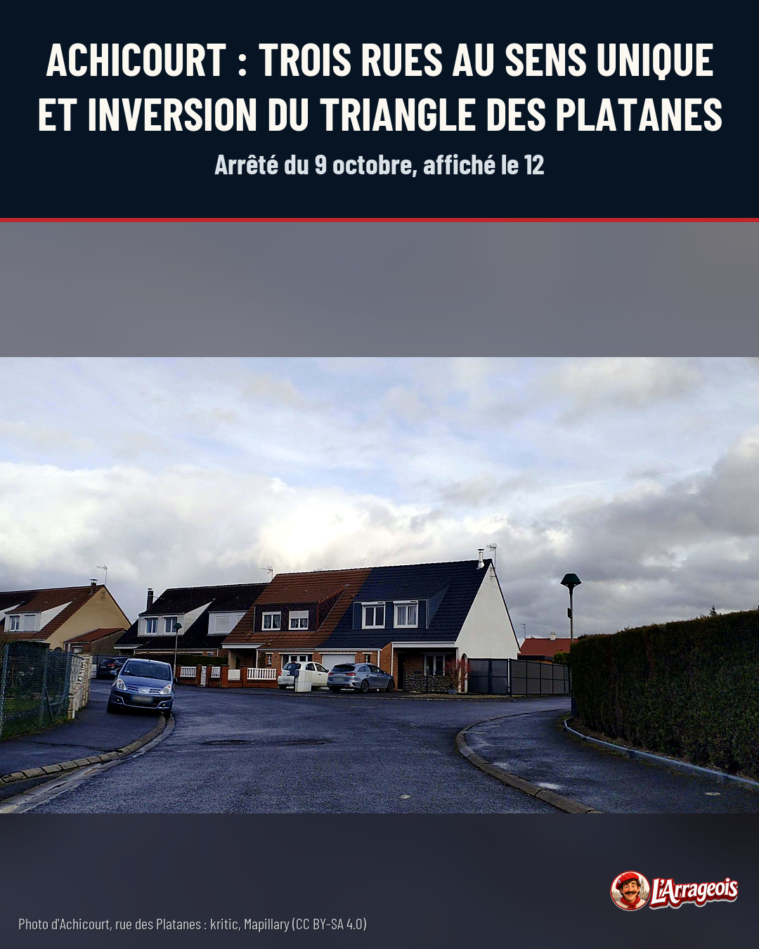 Une rue résidentielle pavée bordée de maisons à toits de tuiles, avec des voitures garées et un ciel nuageux.