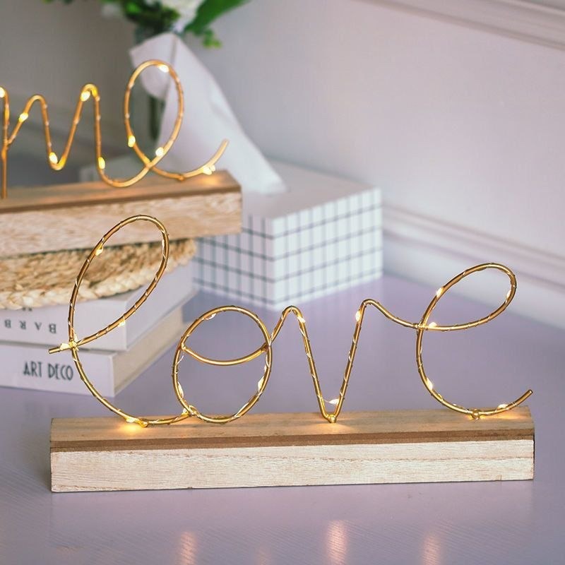 لوحة وديكور مضيء خشب ومعدن كلمة HOME ذهبي