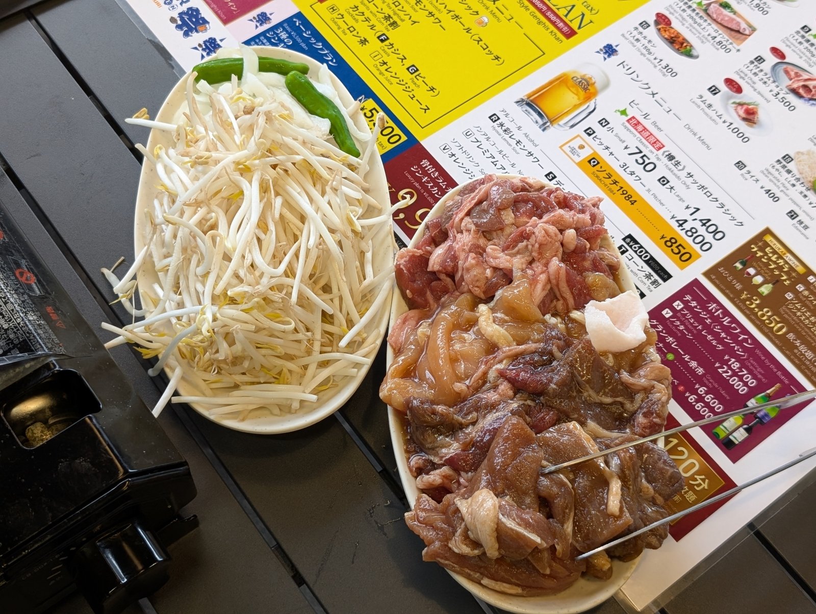 ジンギスカンの生ラム肉ともやしの山盛りの皿