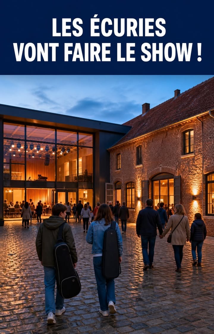 Des personnes marchent sur une place pavée vers un bâtiment en brique illuminé et une salle moderne avec des néons.