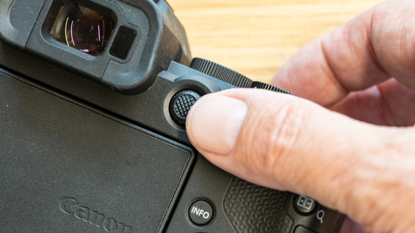 Canon EOS R8 Mark II: Thiết Kế Retro & Hiệu Năng Full Frame Đỉnh Cao - Hình 5