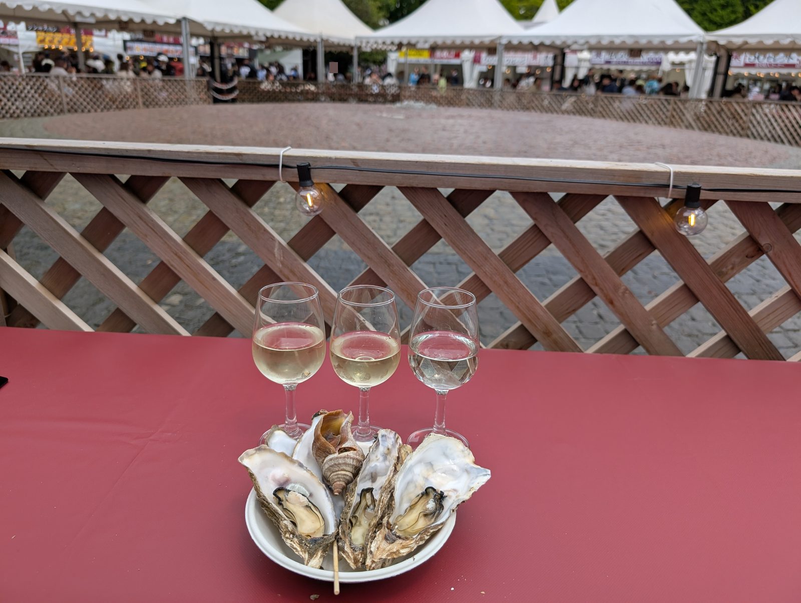 大厚岸の厚岸産マルえもん蒸し牡蠣・北海道産つぶ貝を道産白ワインの飲みくらべと合わせた様子