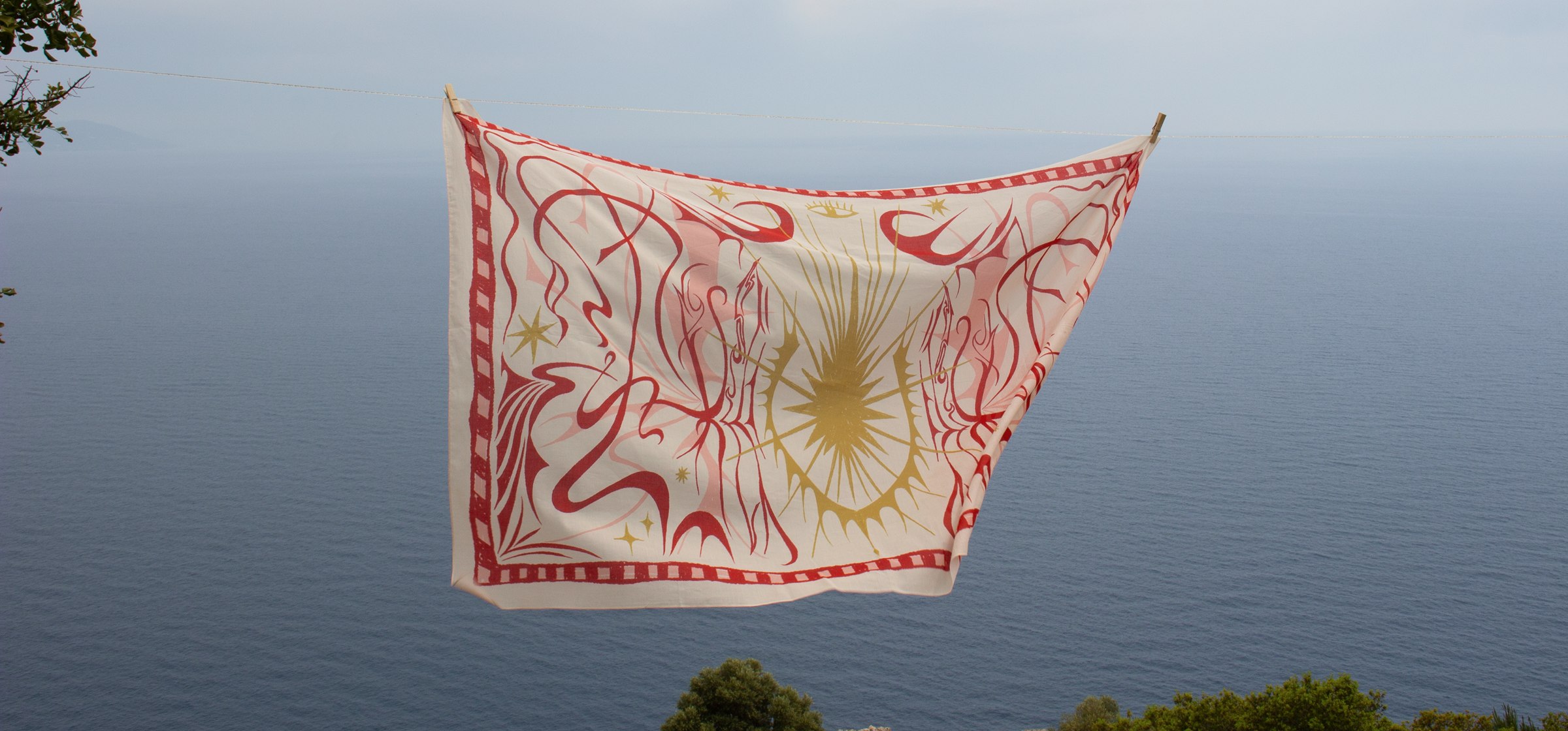 Duality of Heat pareonun deniz manzarasına karşı asılı hali