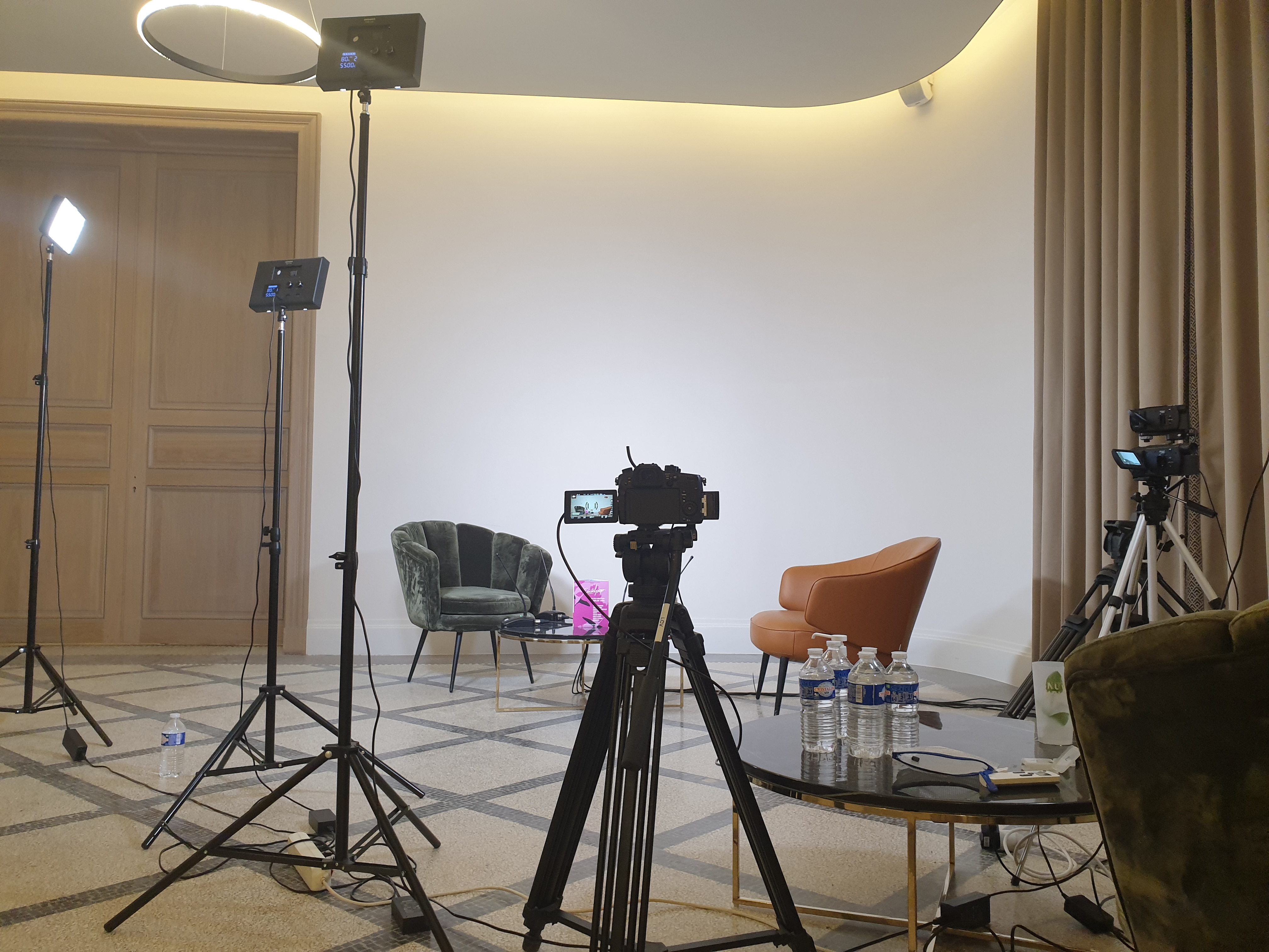 Plateau interview corporate avec caméras et éclairage LIBTIA