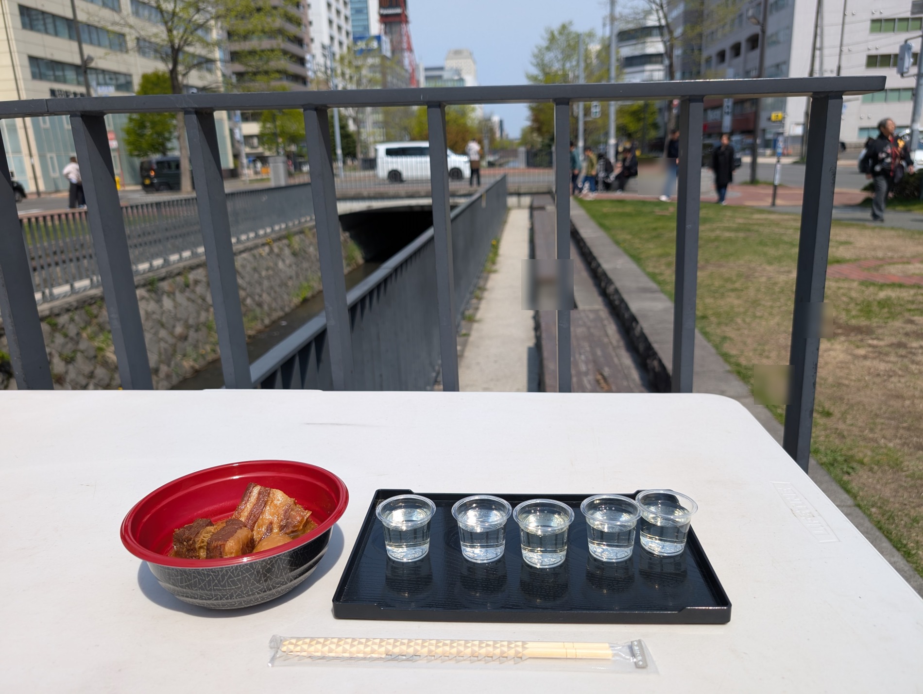 創成川沿いのテーブルに並ぶ5杯試飲セットと豚の角煮