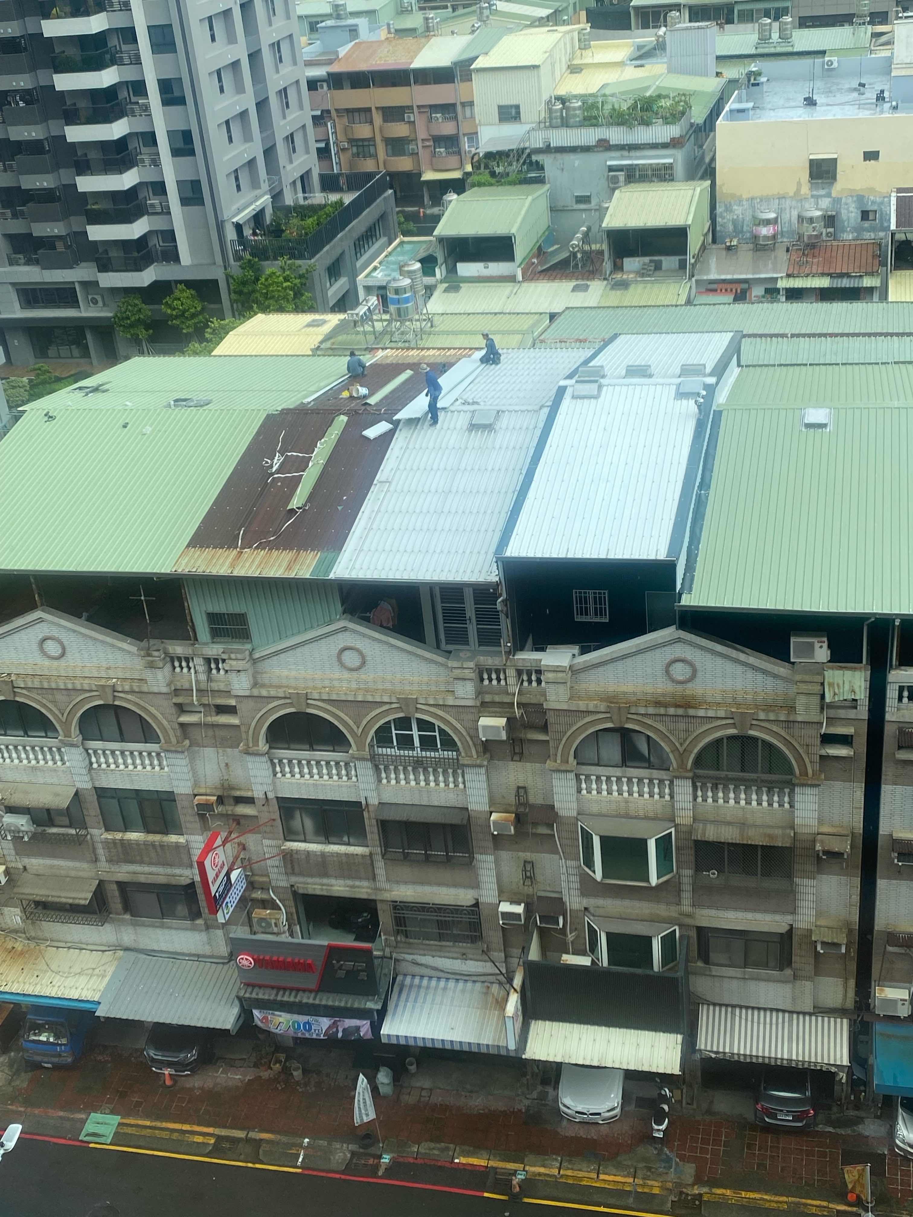 [問卦] 透天頂樓鐵皮施工不用防護裝備嗎？