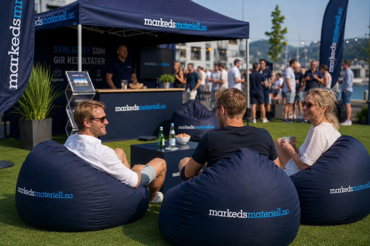 Branded sakkosekker fra Markedsmateriell.no i lounge-oppsett ved havnen