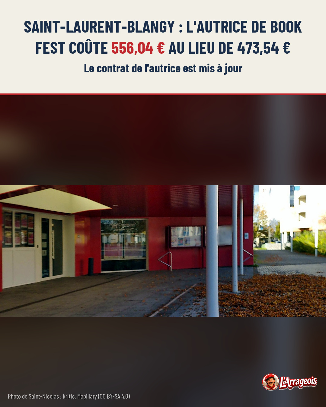 Façade rouge d'un bâtiment public avec une entrée vitrée, des panneaux d'affichage et des piliers blancs, sur un parvis parsemé de feuilles mortes.
