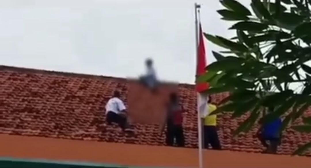 Video Viral Siswa Tak Sadar Jika Berada di Atas Genting Sekolah