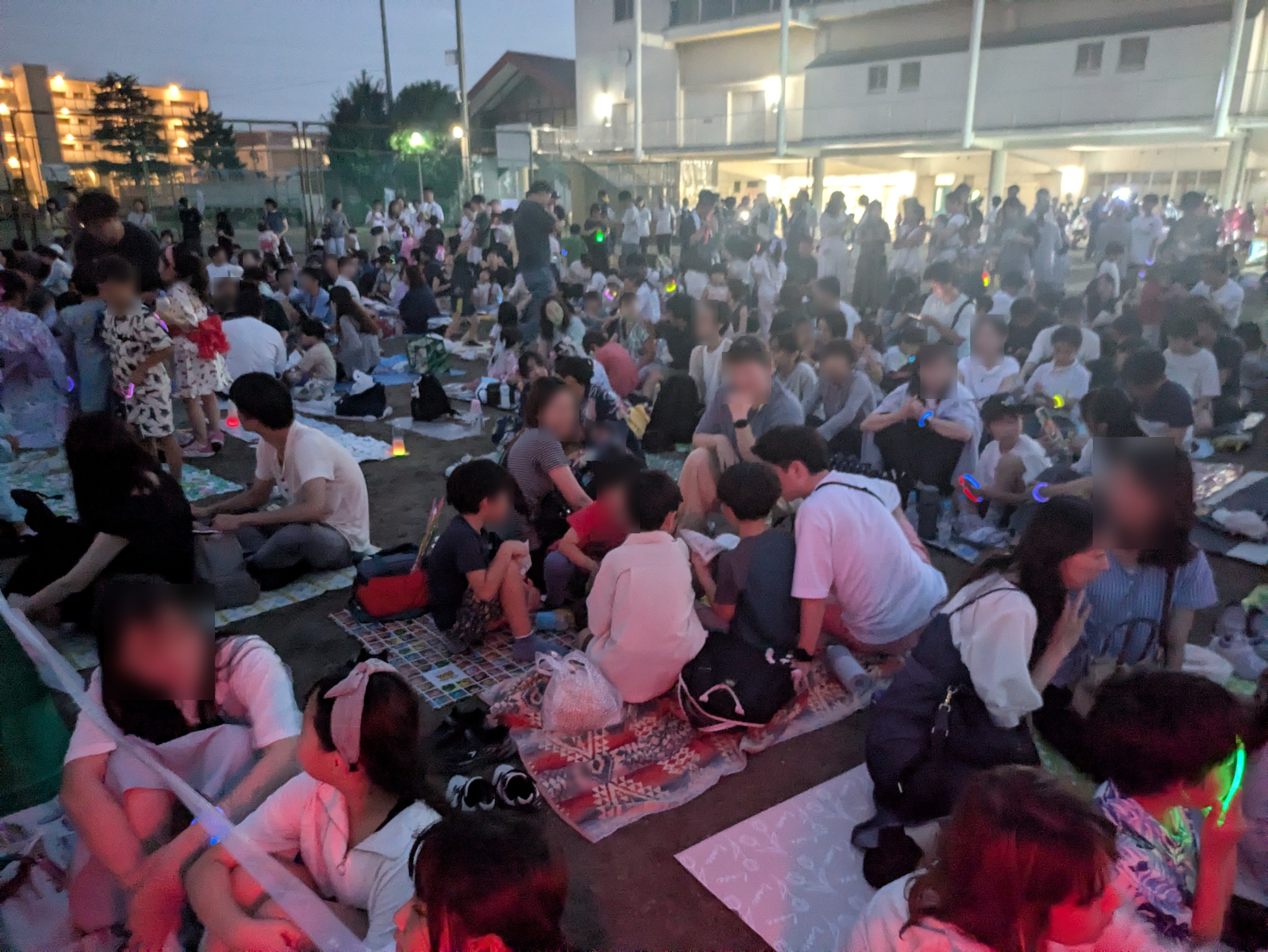 来場者が座って花火を待つ夕方の様子