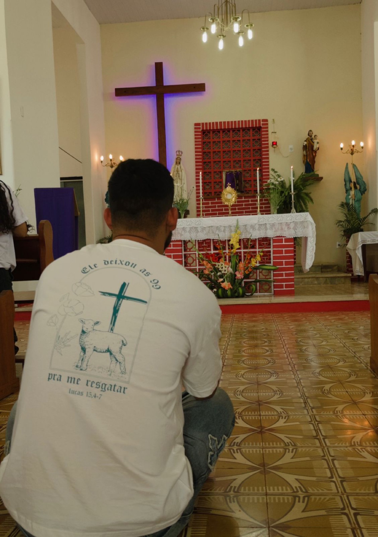 Cliente usando camiseta A Centésima branca da HACE