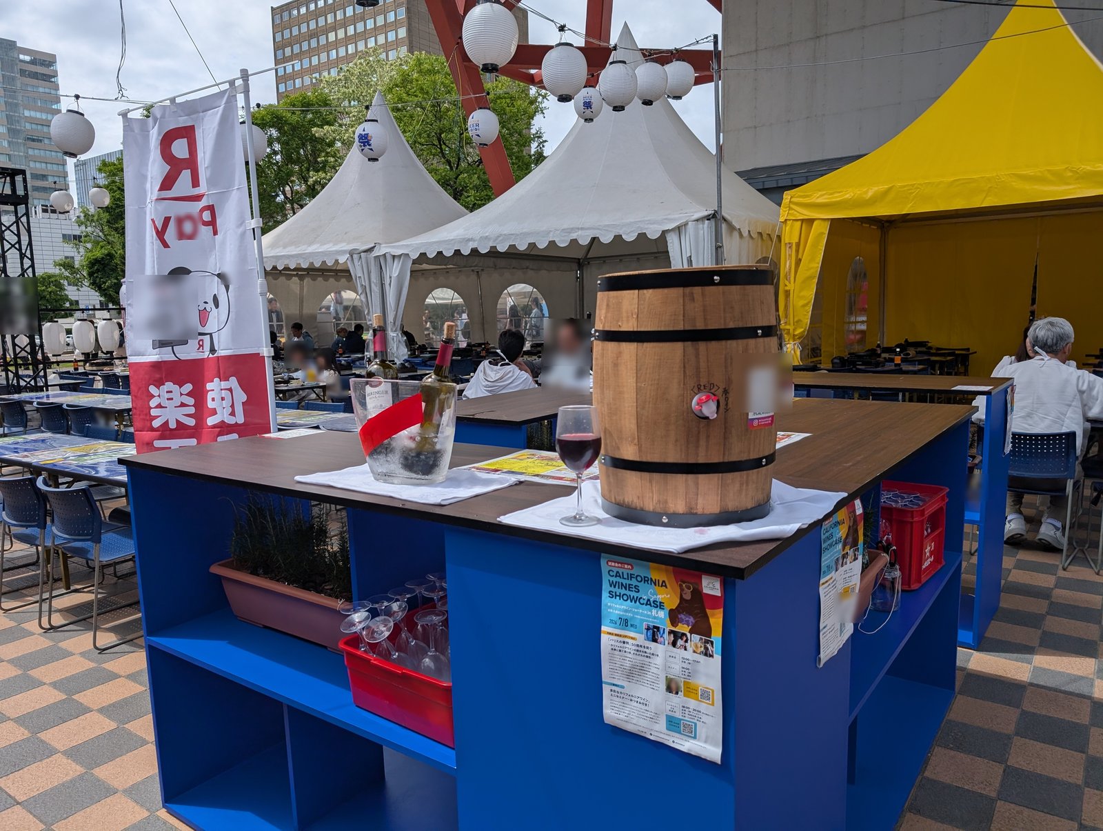 会場中央のワインバー