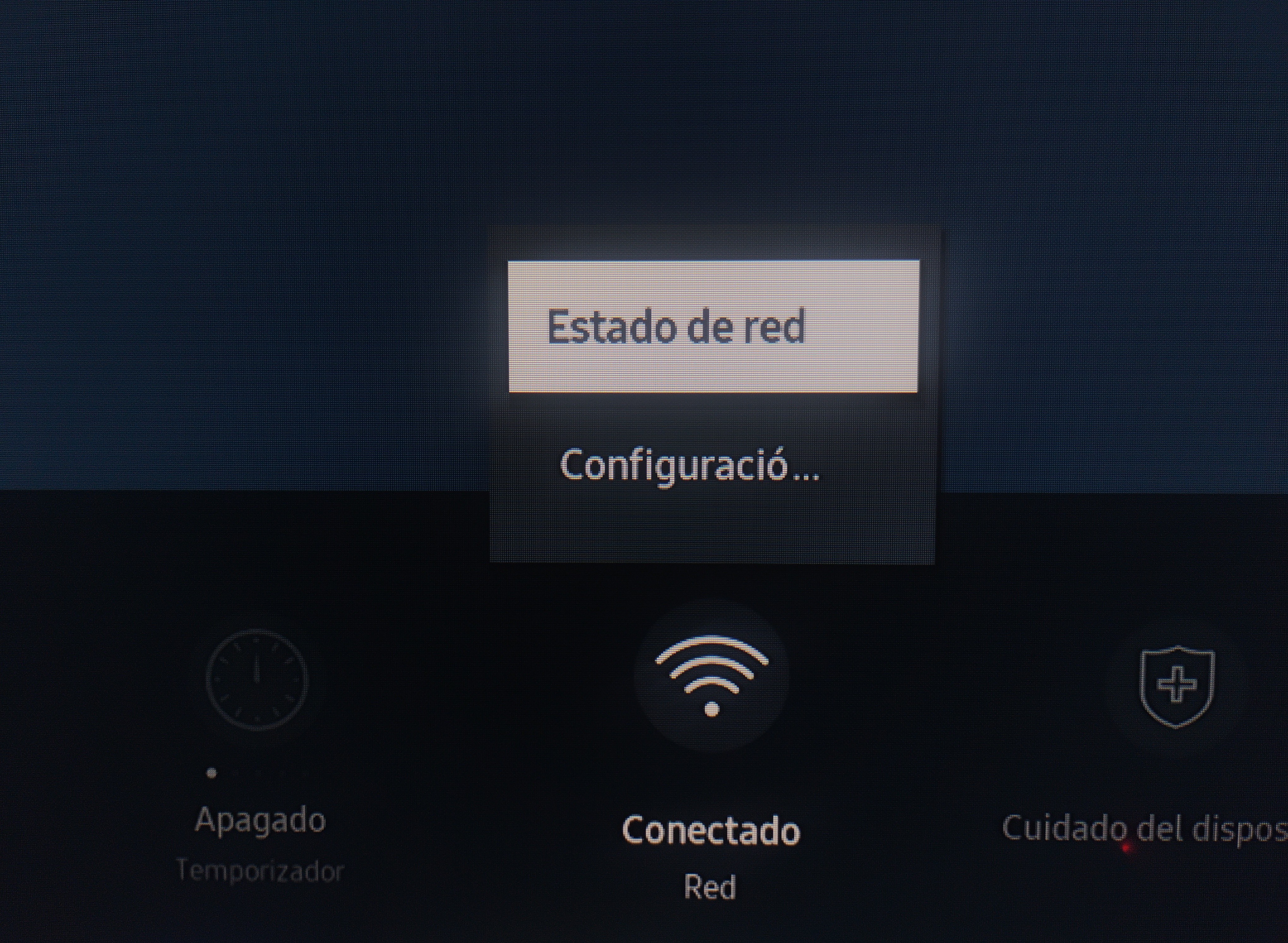 Una interfaz de usuario digital con un menú emergente de opciones de red. Sobre un fondo oscuro, un cuadro de diálogo gris oscuro aparece en el centro. Contiene dos opciones de texto: 