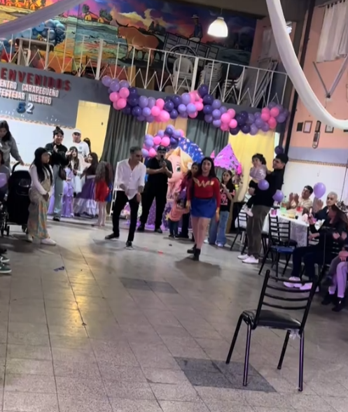 El juego de la silla contra una mujer