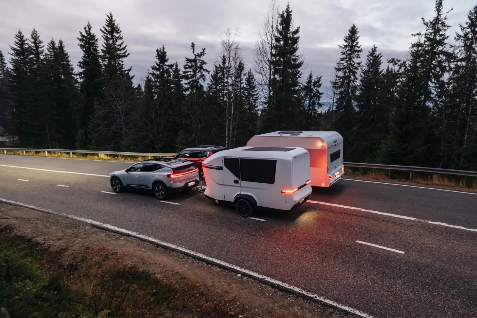 Karoo Camper 與對照拖車在芬蘭道路進行拖行耗能測試的官方照片