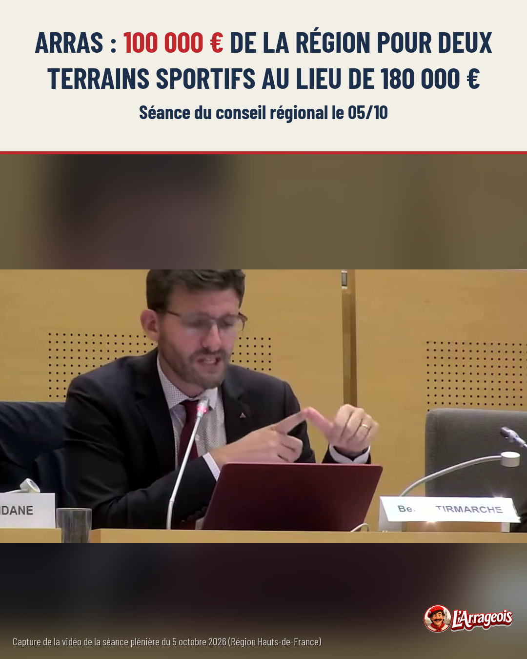 Un homme en costume et cravate, portant des lunettes, parle en gestuant devant un ordinateur portable lors d'une séance plénière.