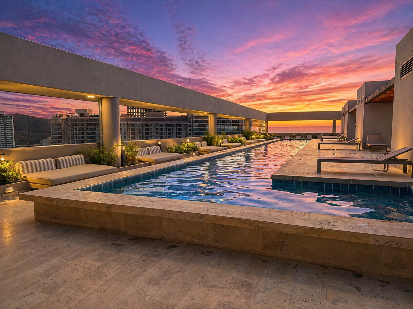 Piscina rooftop al atardecer