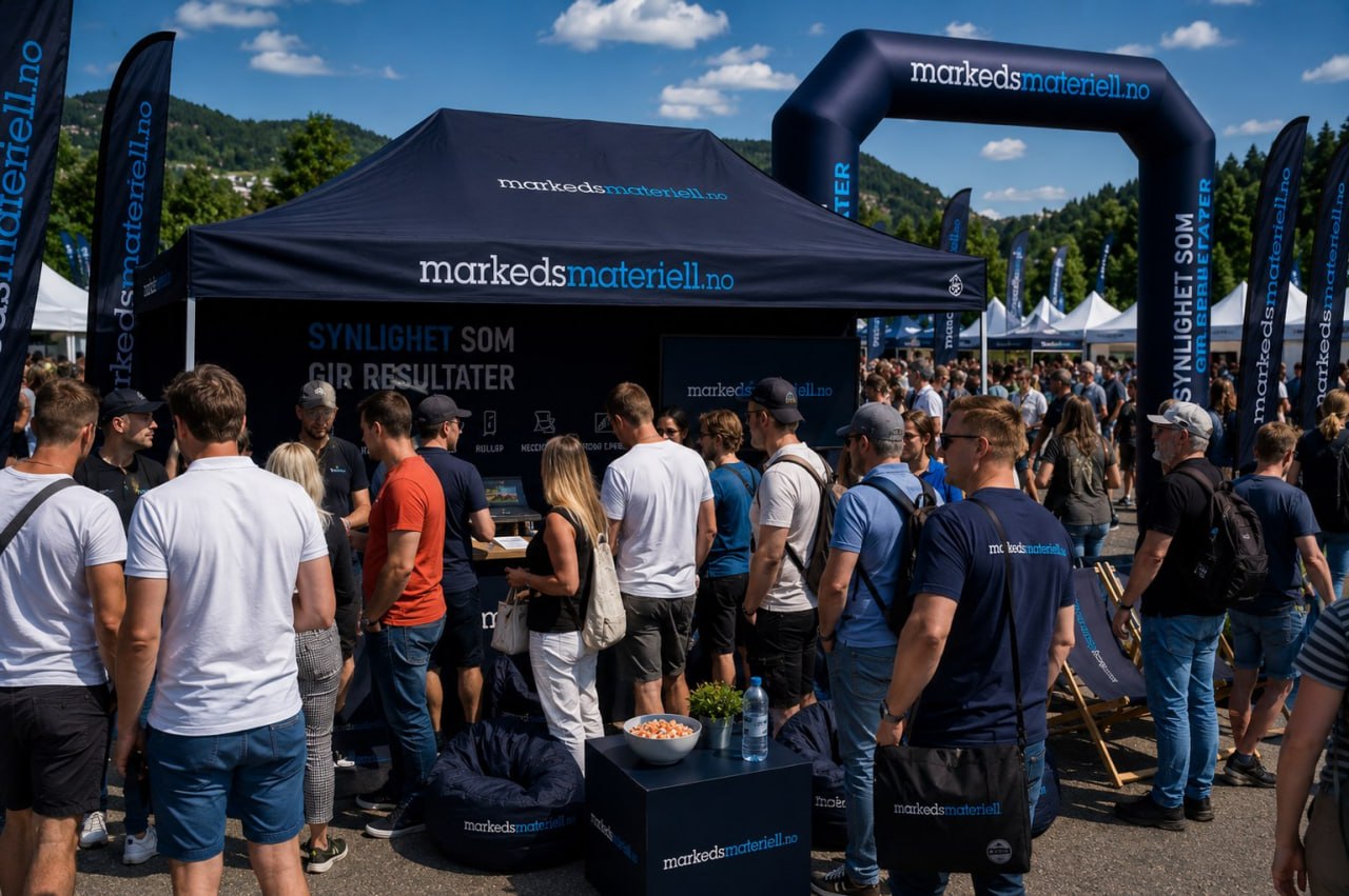 Folkemengde samlet rundt Markedsmateriell.no stand på sommerarrangement