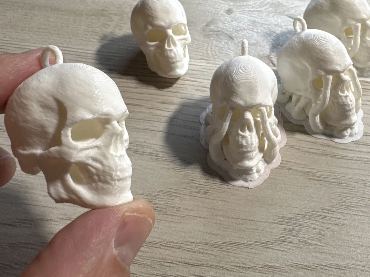 Llavero calavera con ojal impreso en 3D