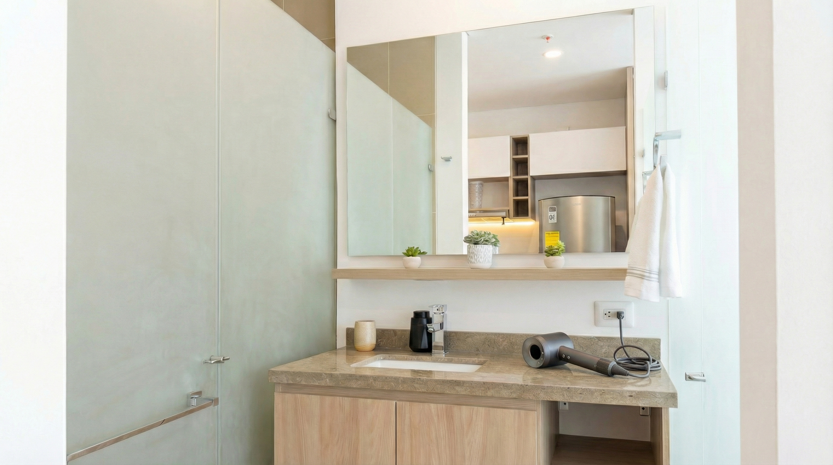 Baño con tocador y secador de cabello