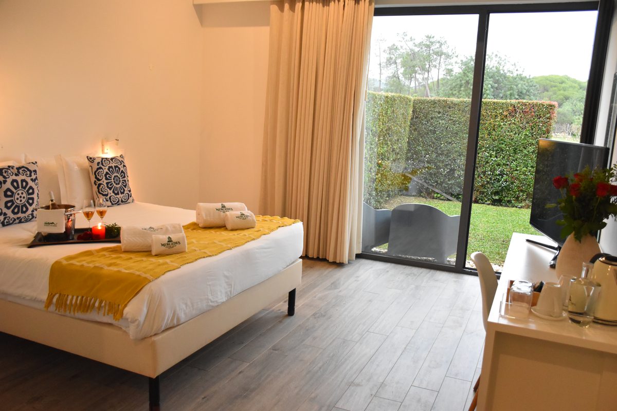 Quarto Duplo com Vista Serra — quarto quente com acesso ao jardim