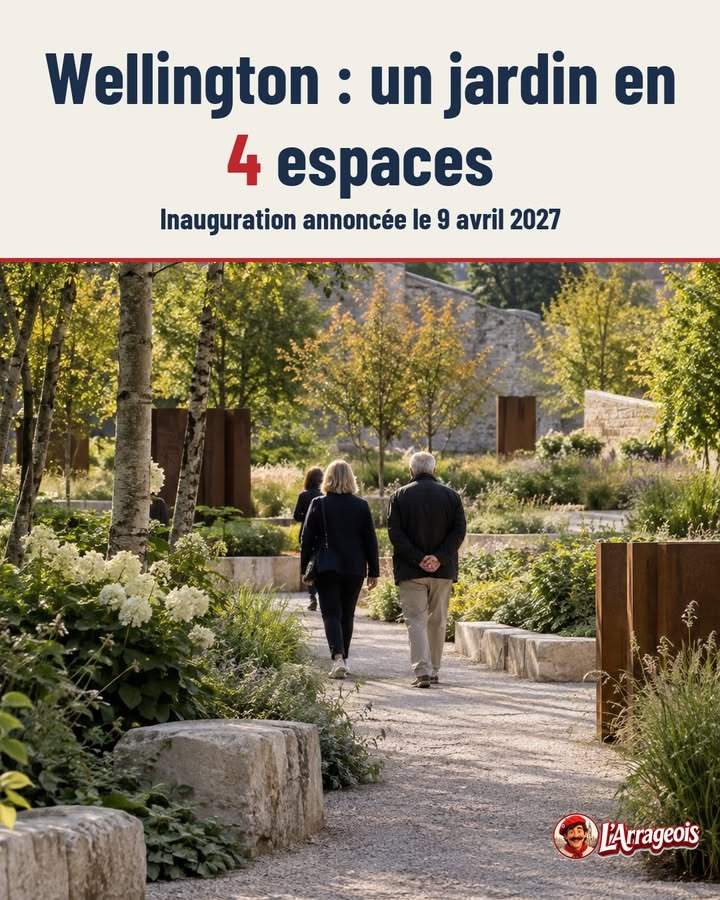 Trois personnes marchent sur un sentier de gravier bordé de buissons, d'hydrangeas blancs et de blocs de pierre dans un jardin arboré.