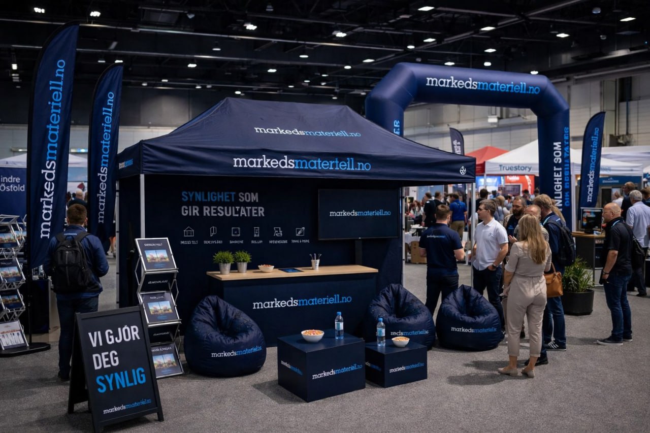Innendørs messestand med folk som besøker - profesjonell markedsmateriell.no stand med counter og beachflagg