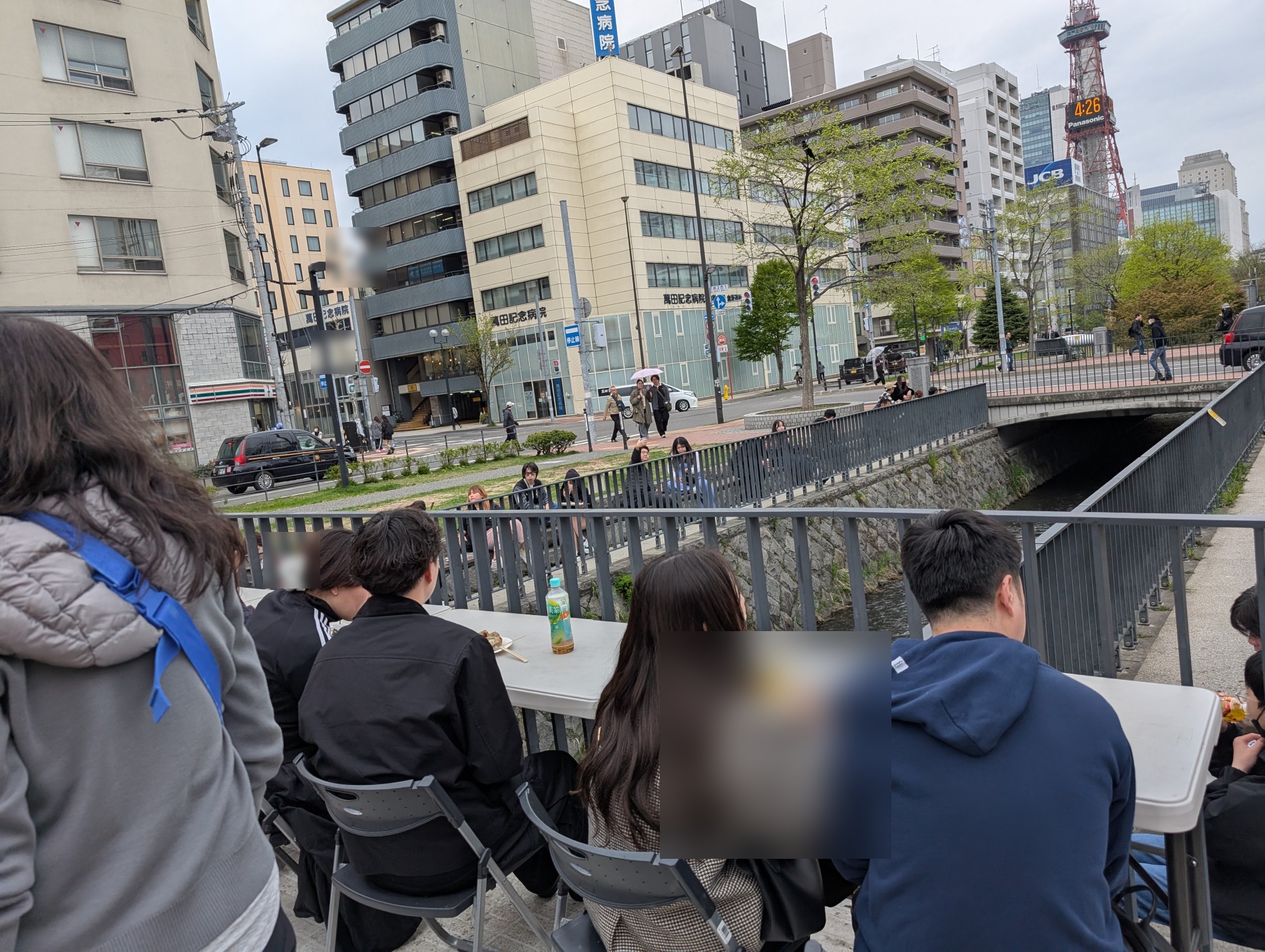創成川沿いに並ぶ屋外テーブル席